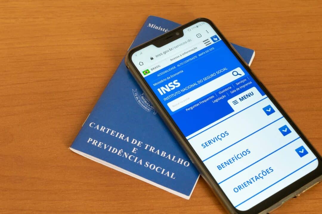 Aplicativo do INSS em celular sobre carteira de trabalho