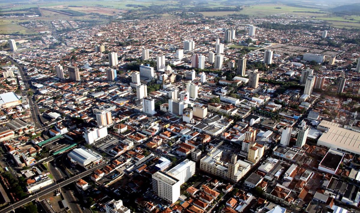 A imagem mostra a cidade de Araraquara.