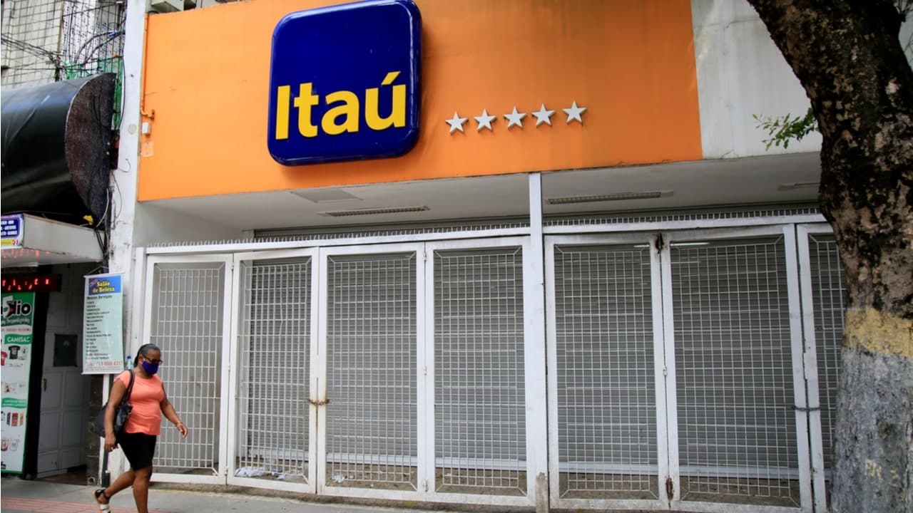 Agência do Itaú com as portas fechadas