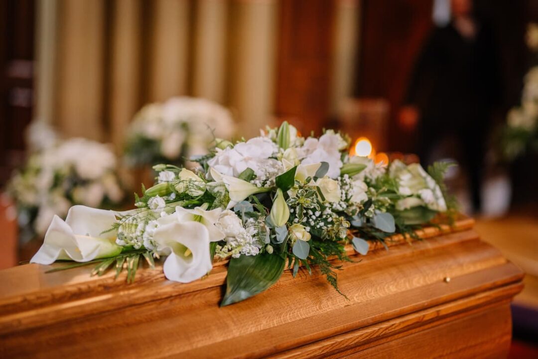 caixão e coroa de flores