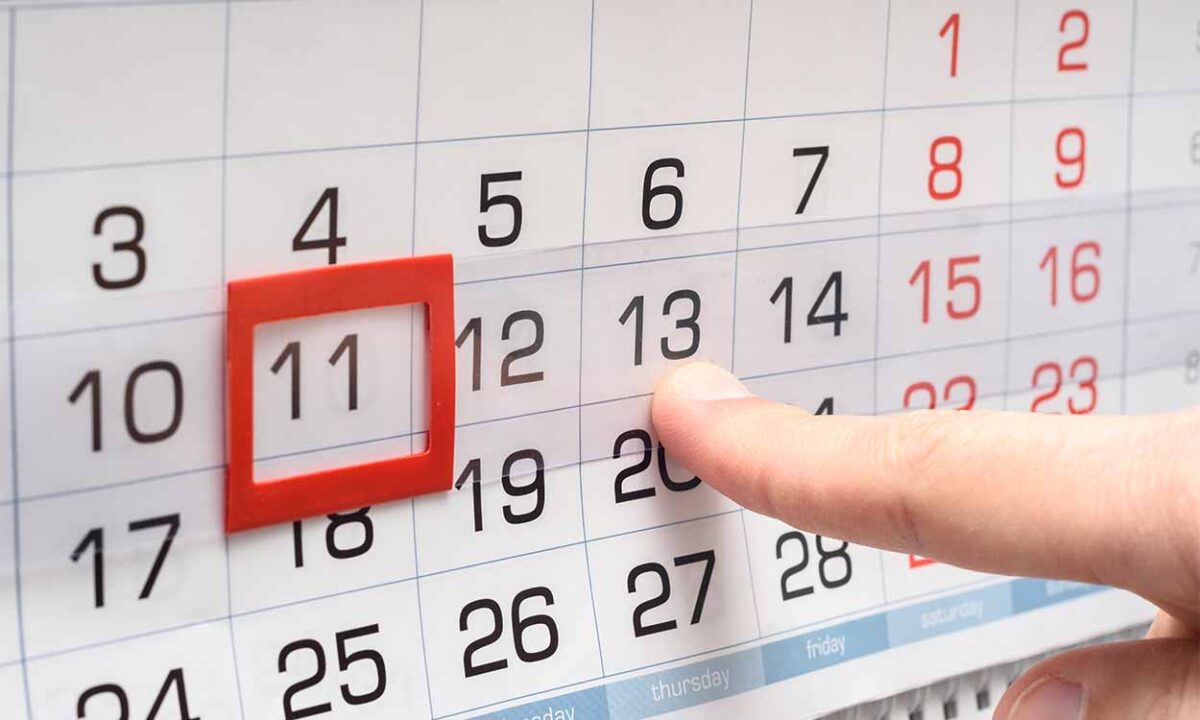 Pessoa tocando em um calendário onde o dia 11 está marcado
