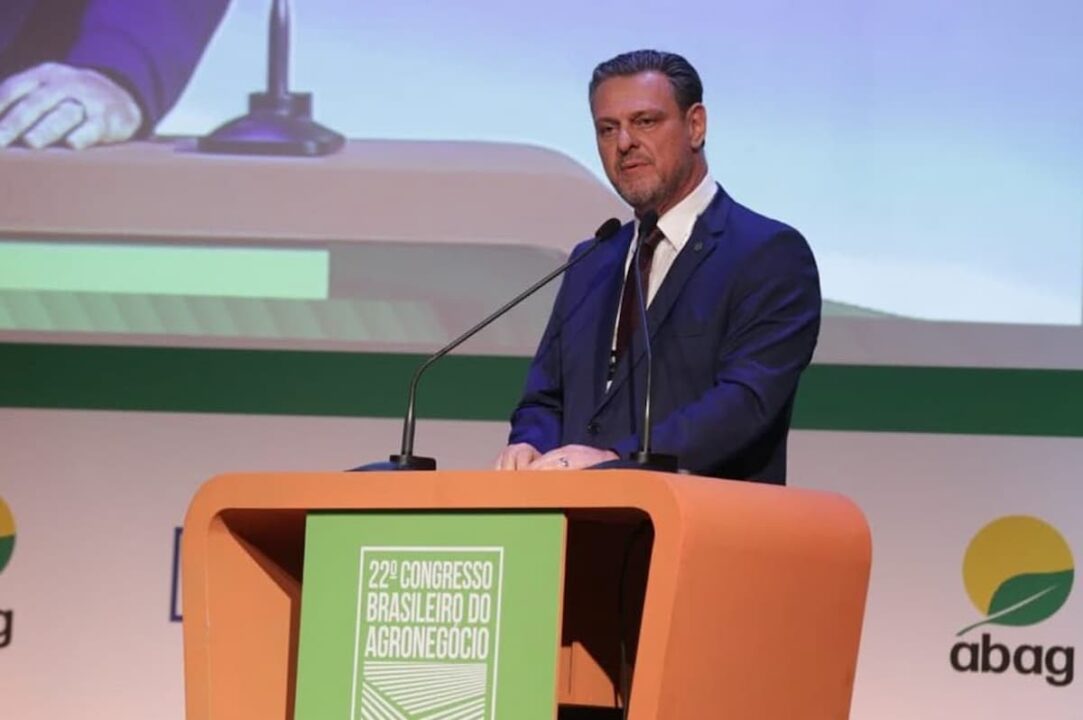 Ministro Carlos Fávaro palestrando em evento