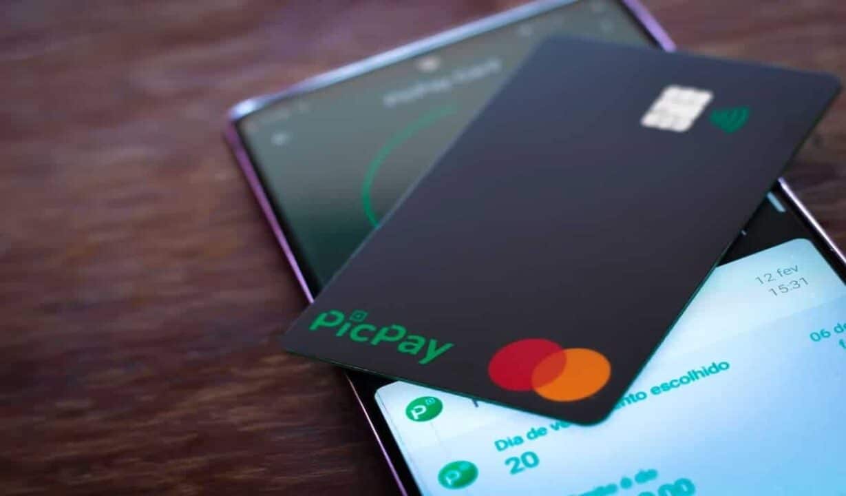 Cartão e app do PicPay aberto no celular