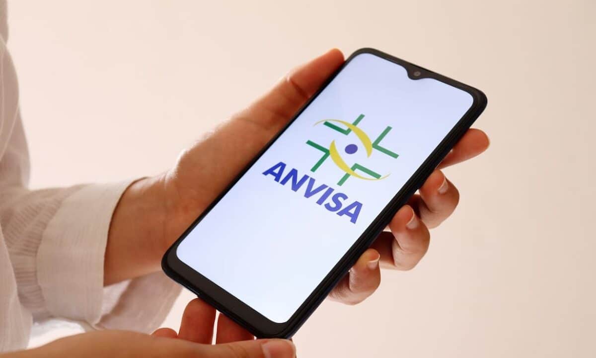 celular com logo da Anvisa
