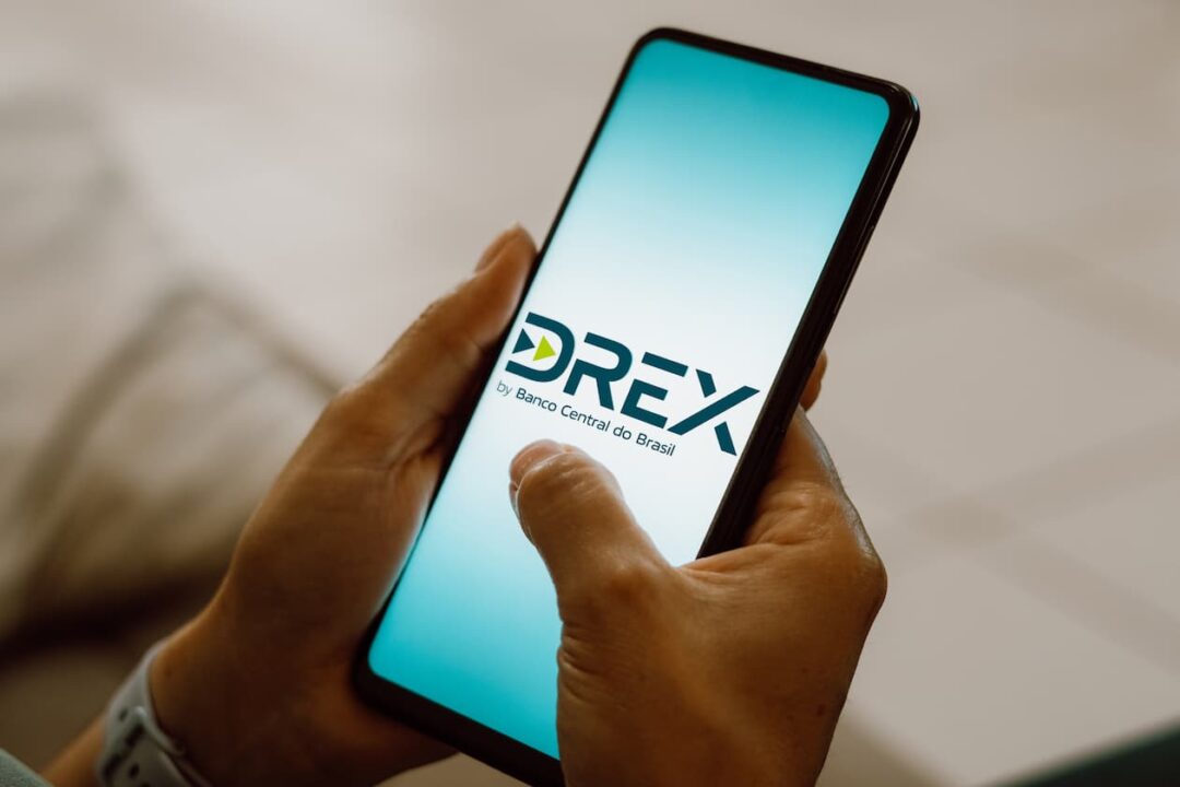 pessoa usando celular com Drex