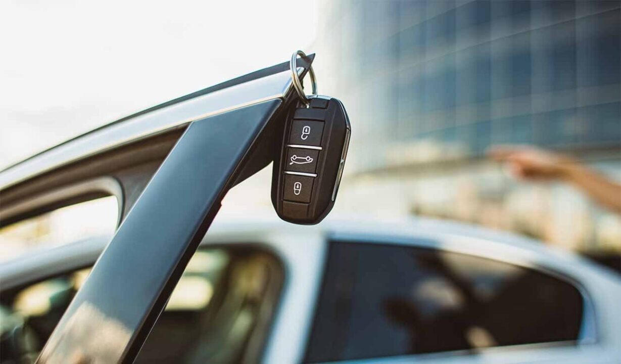 Chave de carro alugado pendurada na porta