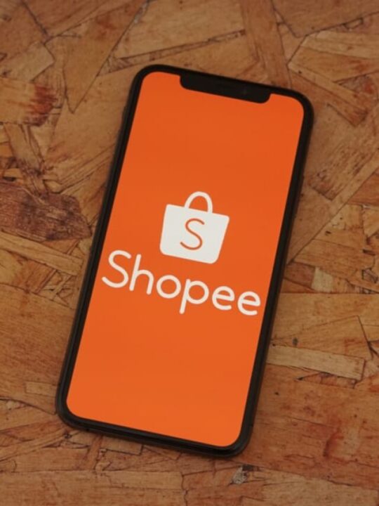 Celular com tela inicial do aplicativo Shopee