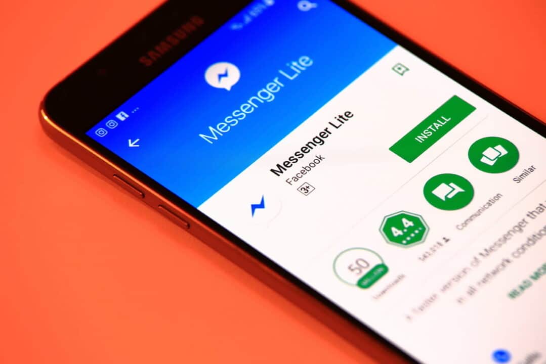 Celular com aplicativo Messenger Lite aberto