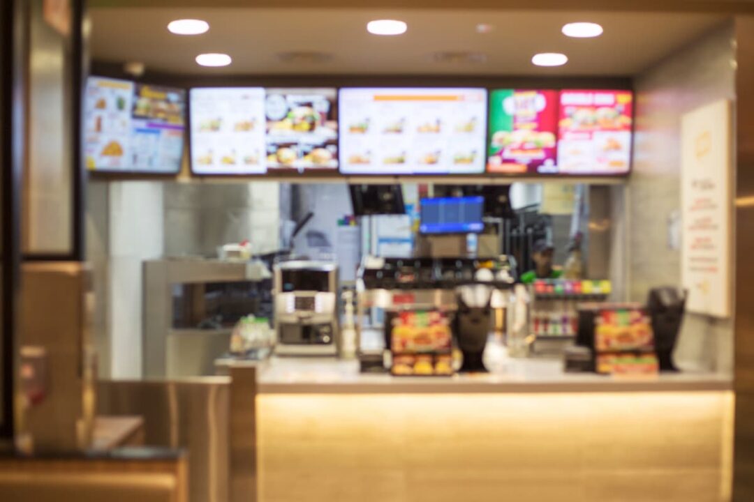 Famosa rede de fast food com fundo desfocado
