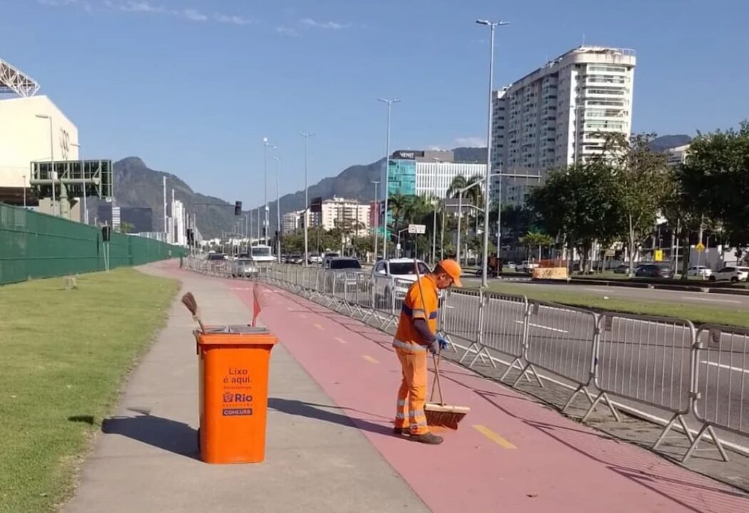 Funcionário da Comlurb limpando calçada