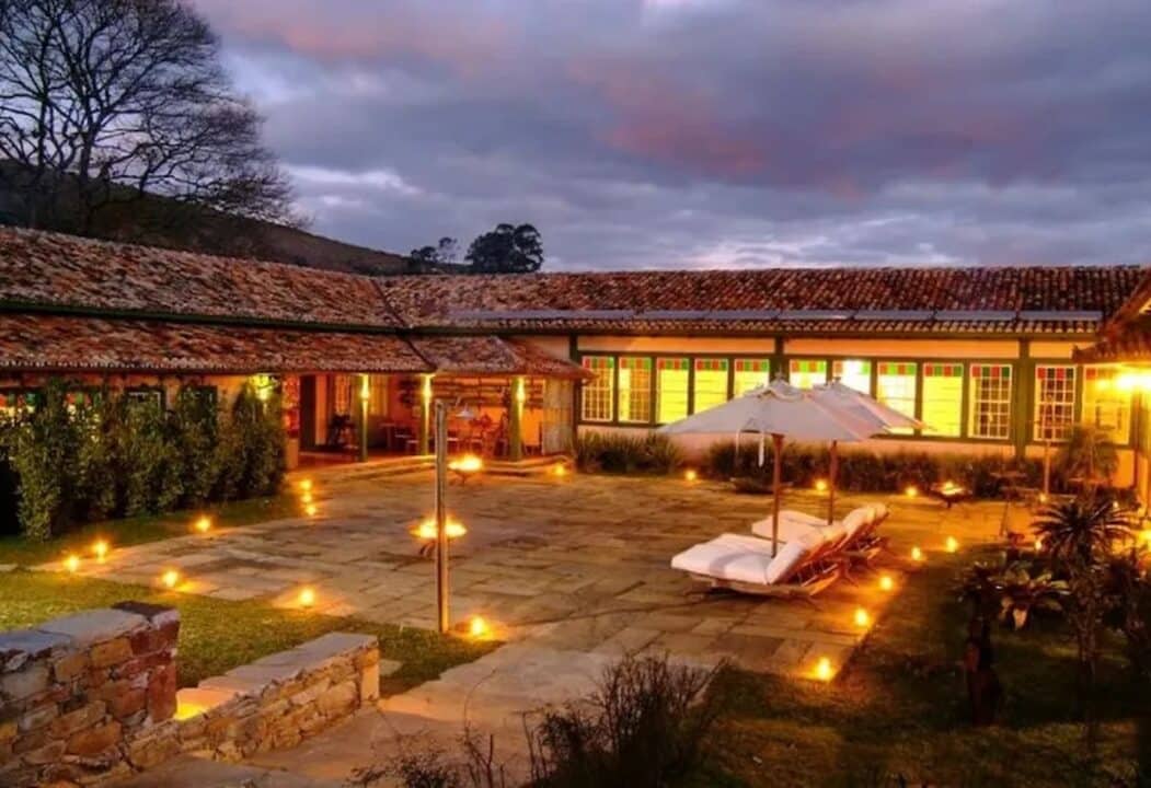 A imagem mostra o Hotel Ibiti.