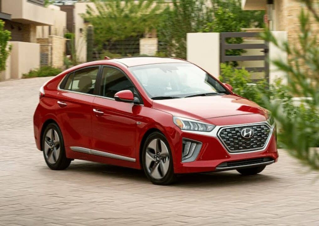 Imagem do carro Hyundai Ioniq, na cor vermelha.