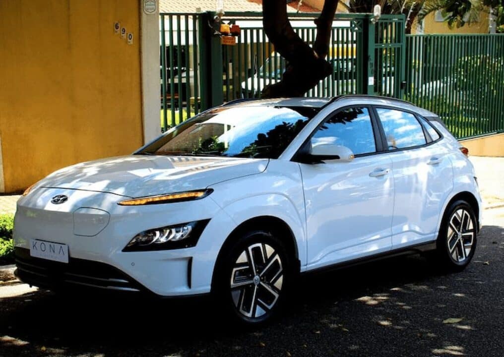 Carro no modelo Hyundai Kona, na cor branca.
