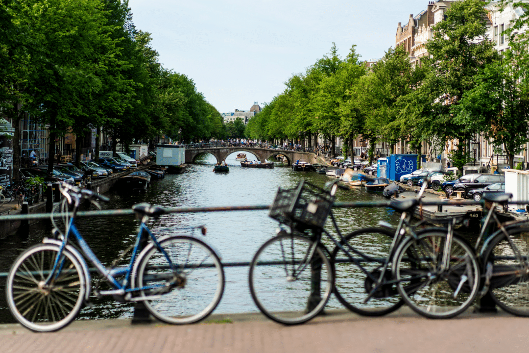 Imagem de canal de água em Amsterdã