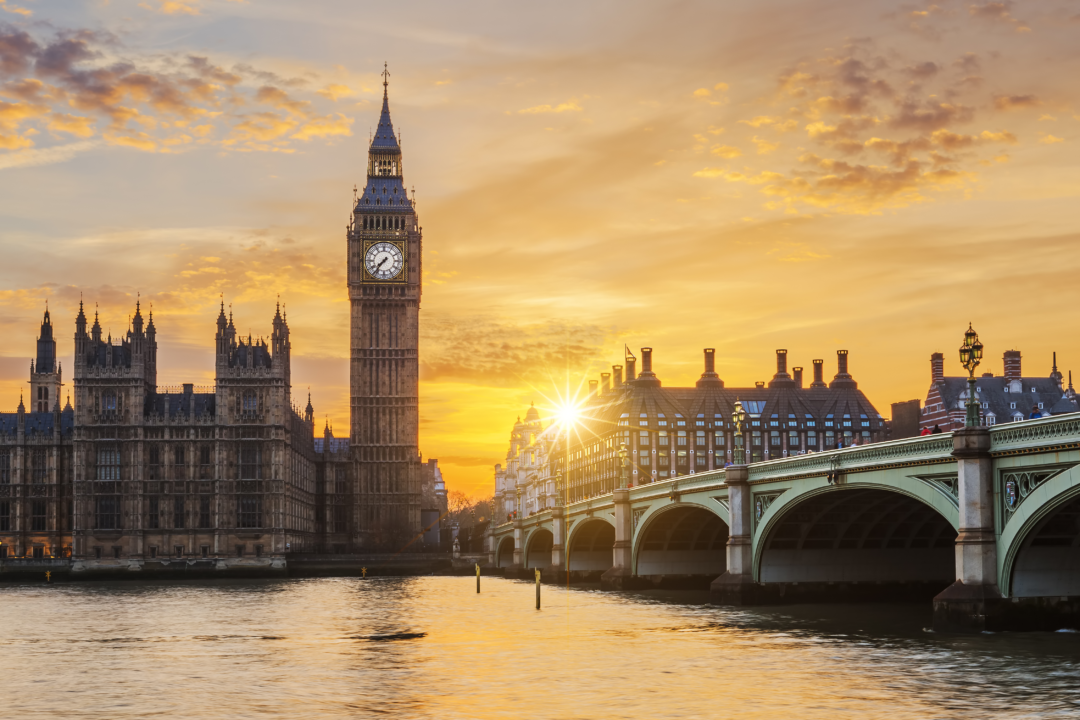 Rio e ao fundo uma igreja em Londres 
