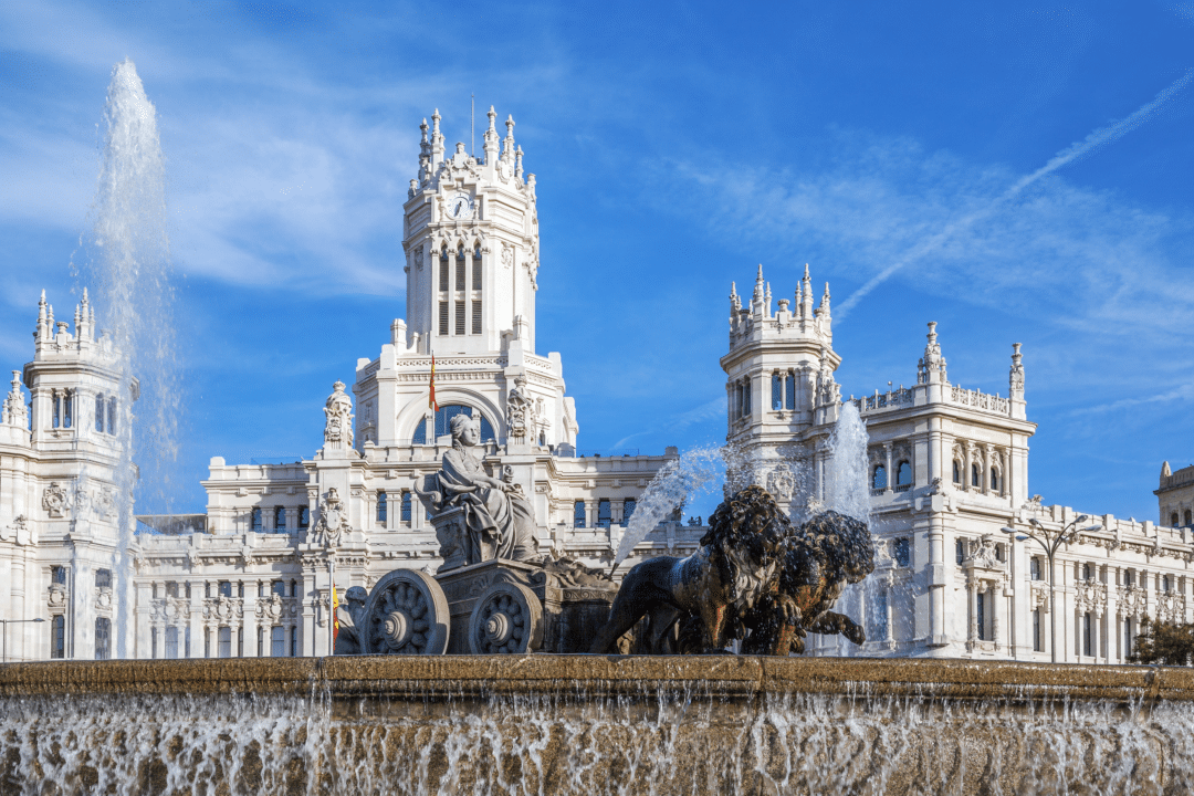 palácio de cibeles e fonte na plaza de cibeles em madrid, espanha