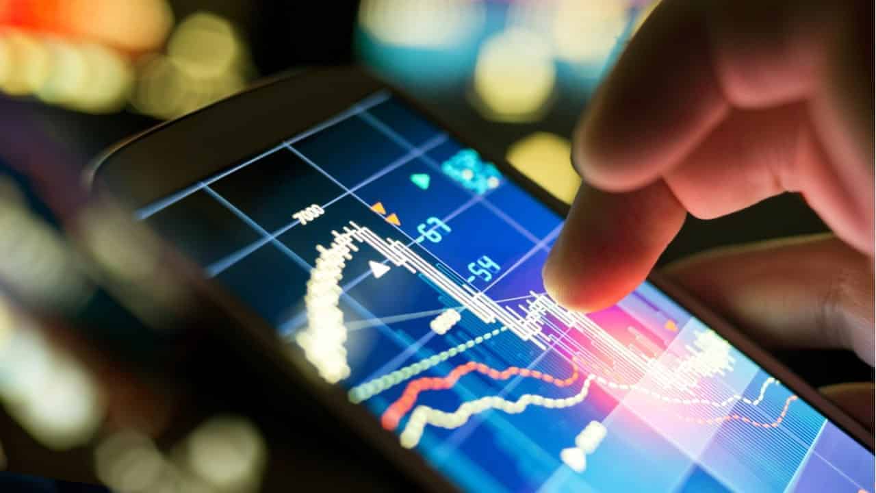 celular com gráfico de investimento em ações na tela