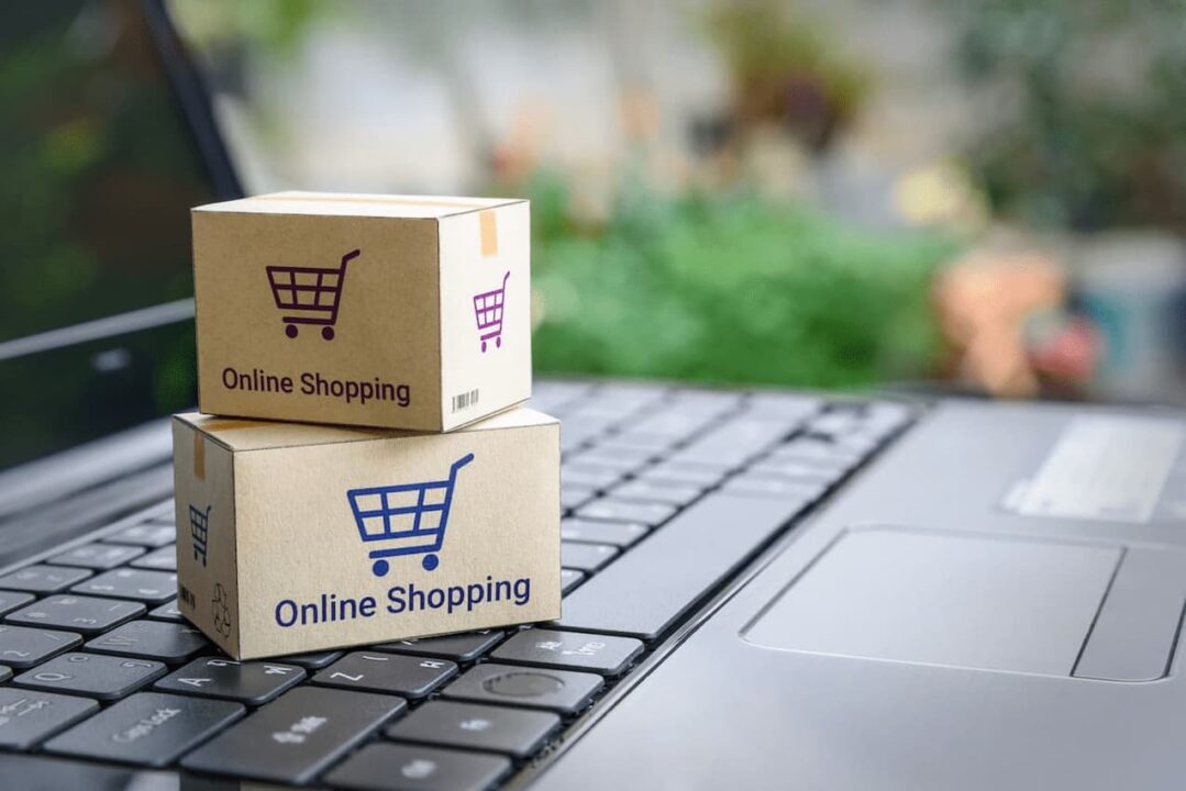 laptop e miniaturas de caixas de compras online
