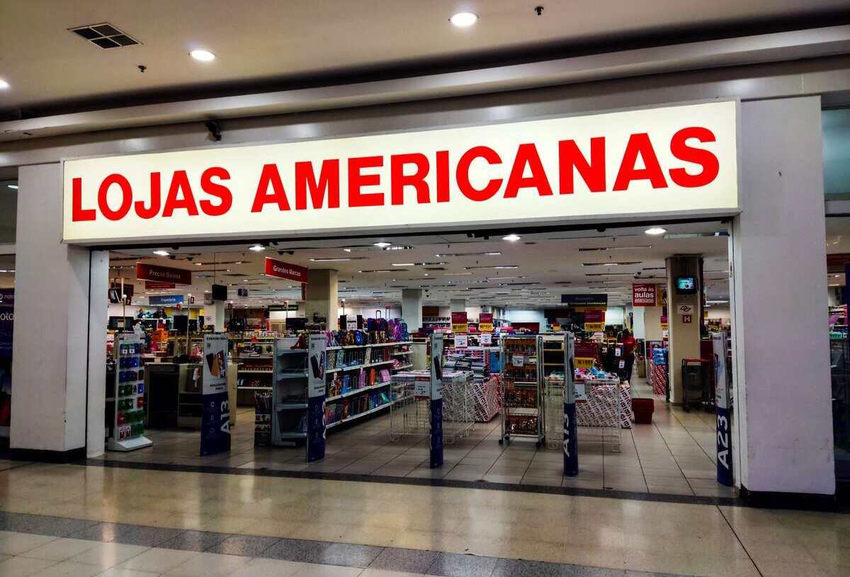 Fachada de uma loja da Americanas dentro de um shopping center.