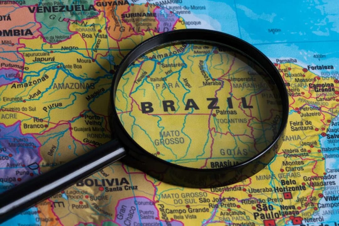 mapa do Brasil e lupa