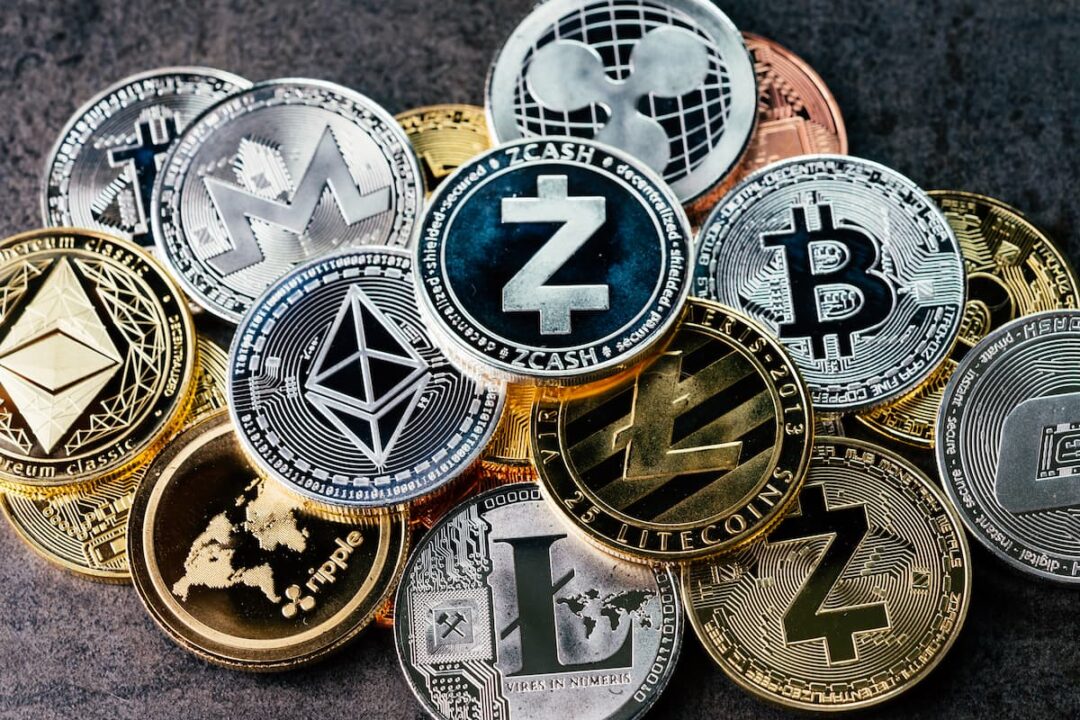 Amontoado de criptomoedas, moedas digitais, sobre mesa