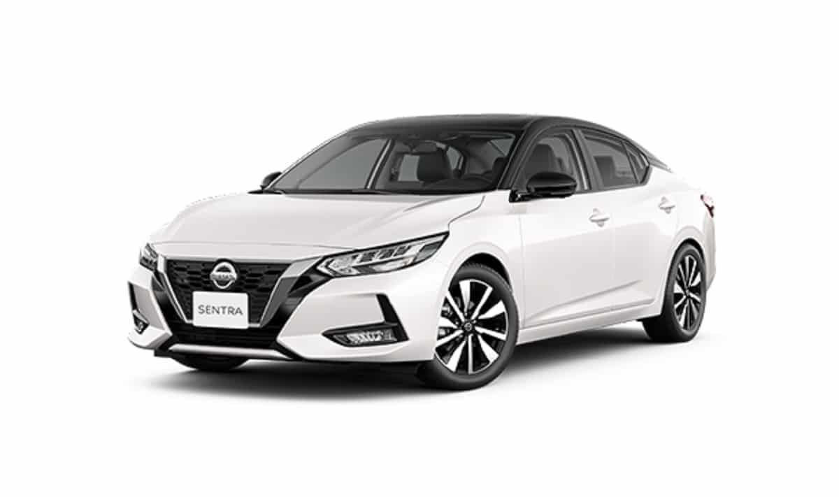 Carro Nissan Sentra branco com o interior preto.