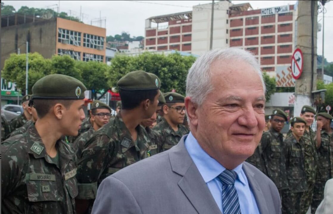 Prefeito de Itaperuna-RJ, Alfredo Paulo Marques Rodrigues, em evento com militares ao fundo.
