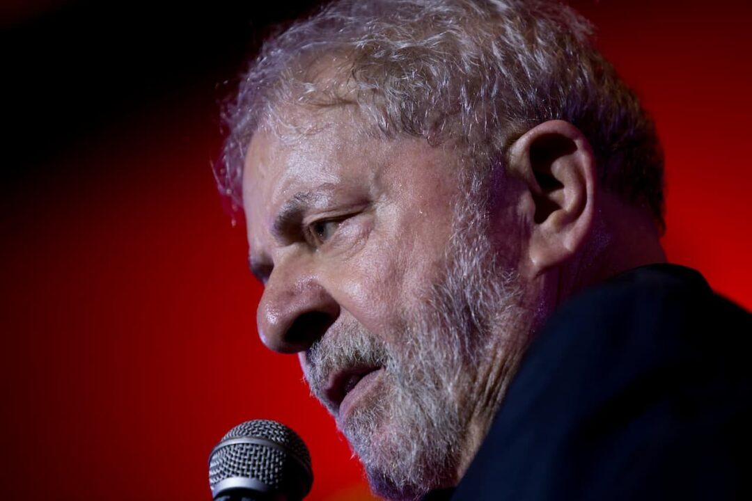 Presidente Lula falando ao microfone