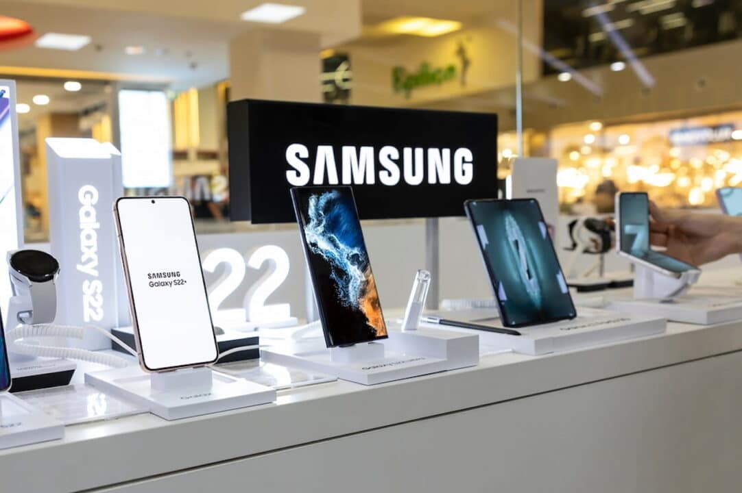 Mostruário com celulares da marca Samsung