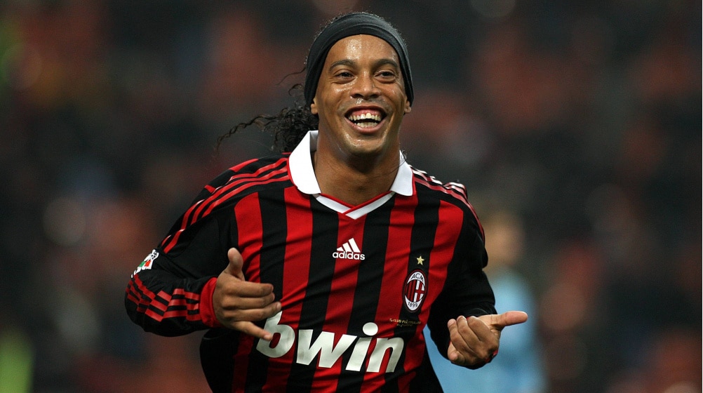 Ronaldinho Gaúcho comemorando gol com a camisa do Milan