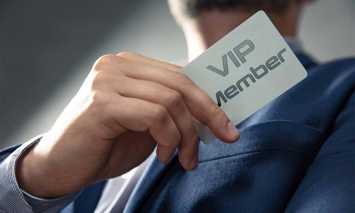 Na imagem, homem segurando cartão escrito VIP Member.