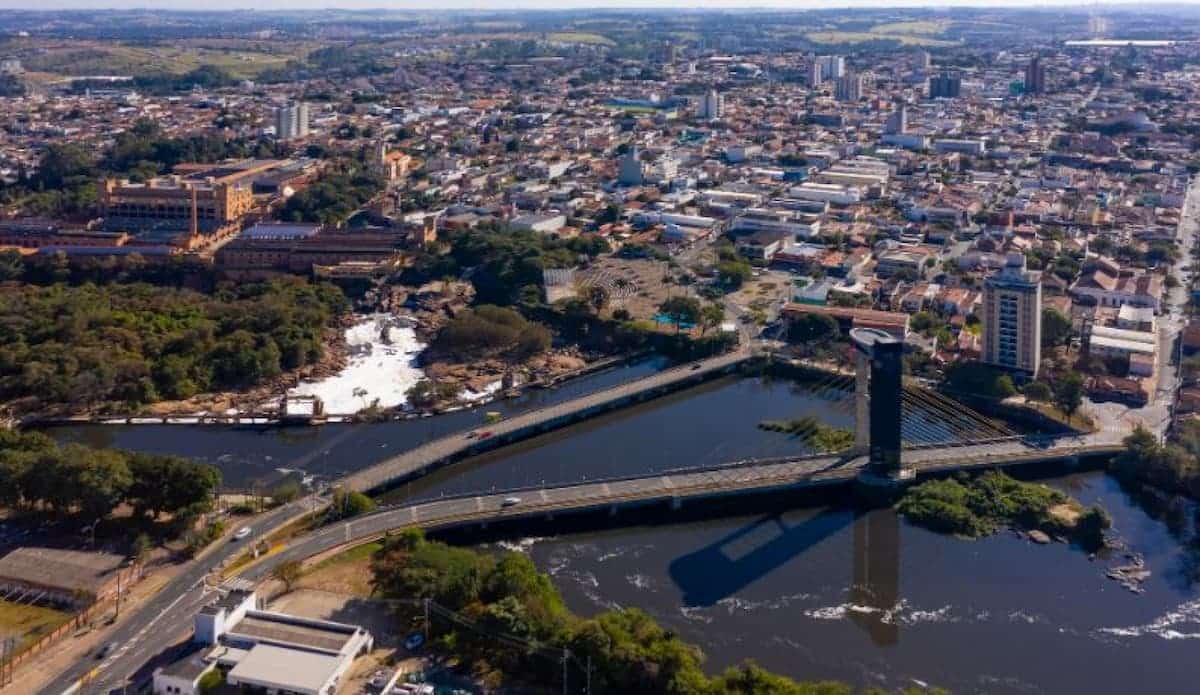 A imagem mostra acidade de Salto - SP.