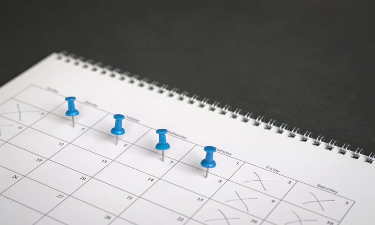Calendário marcando 4 dias de trabalho e 3 de descanso feriados