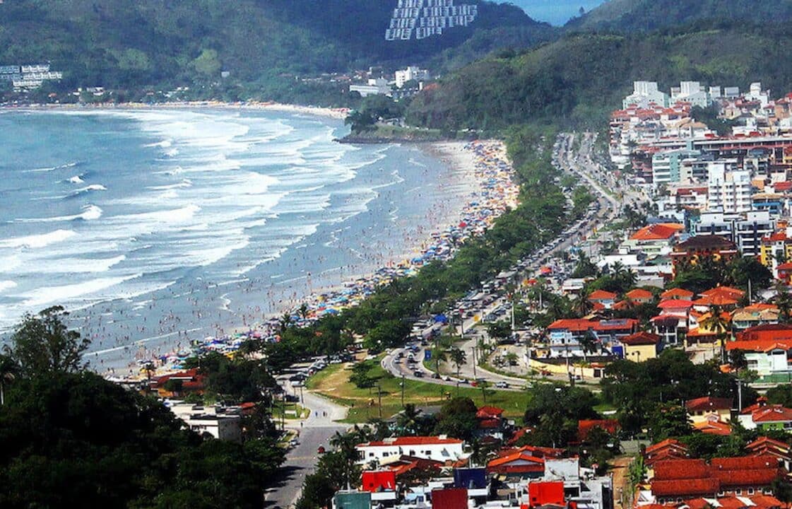 A imagem mostra a cidade de Ubatuba - Sp.