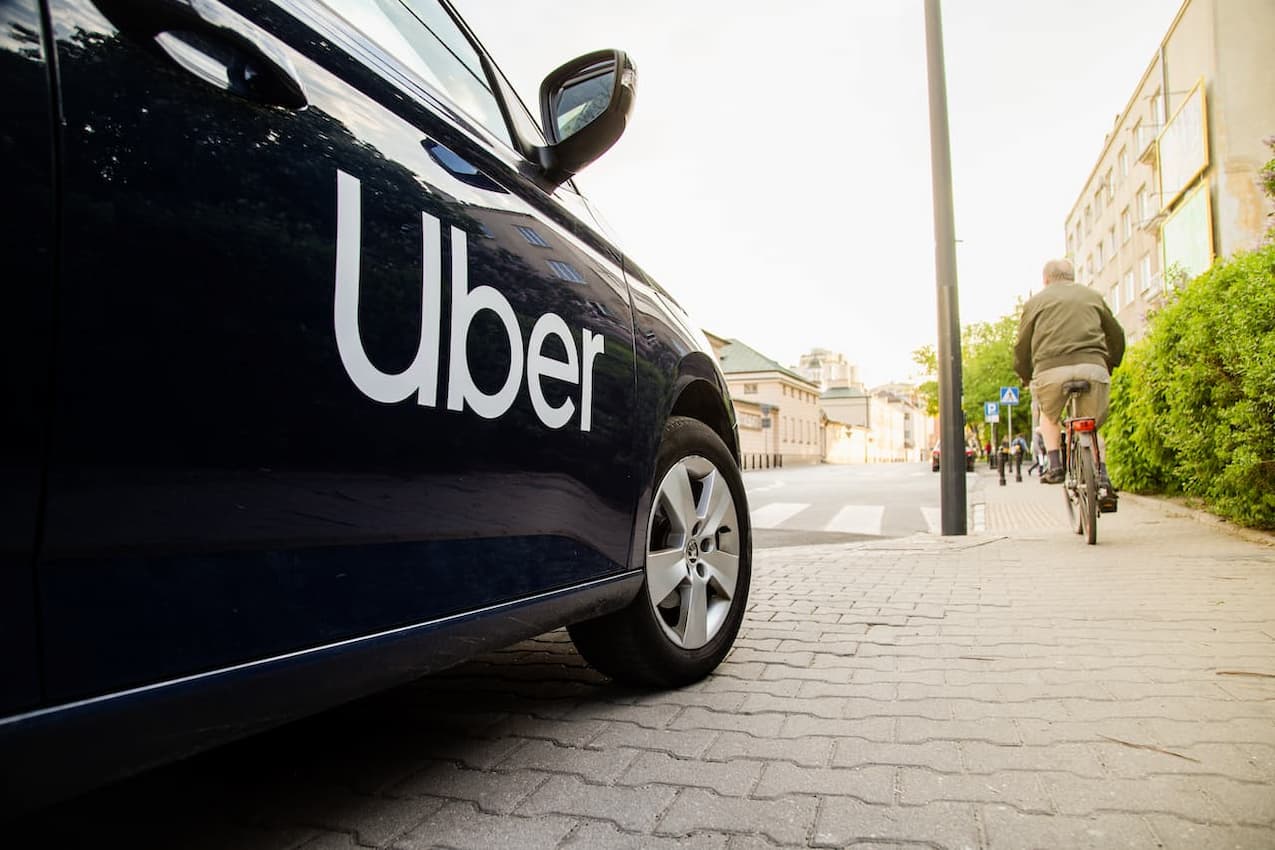 Empresa é obrigada a pagar corrida de Uber ou táxi para o funcionário após o horário?