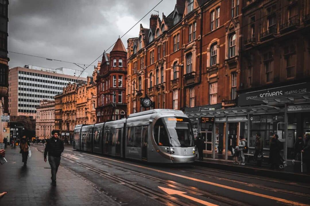 Imagem de uma das ruas da cidade de Birmingham na Inglaterra que declara estar falida.