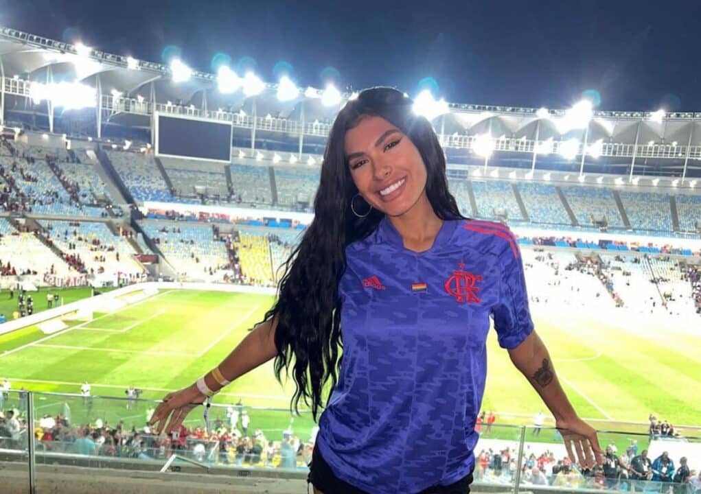 Cantora Pocah em um estádio de futebol