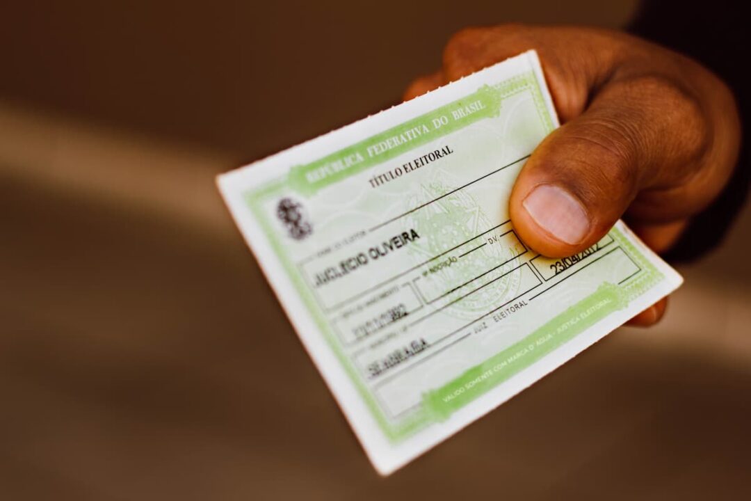 Foto do título eleitoral na mão de um cidadão