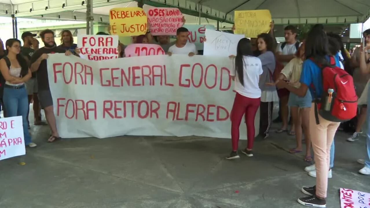 estudantes protestam em frente a restaurante universitário da UFPE