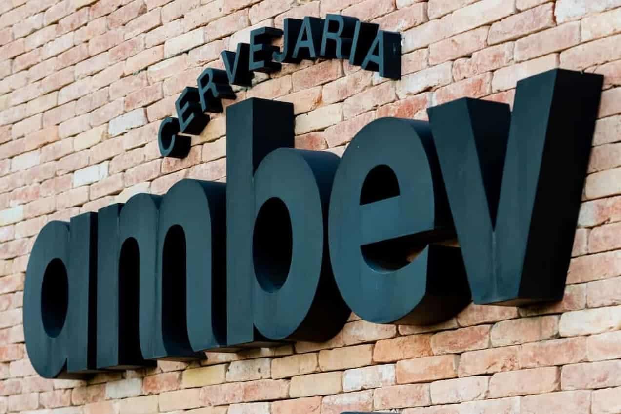 Ambev: comprar ou vender? Analistas revelam por que a ação subiu 4% após o balanço