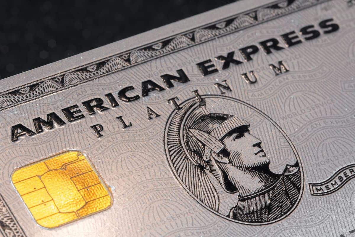 Cartão de crédito American Express em close, simbolizando os cartões que estão fora da promoção Bateu Ganhou do Santander.