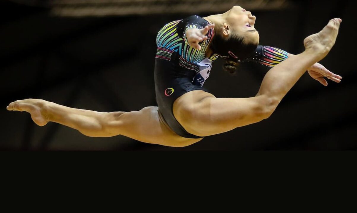 Ginasta brasileira realizando uma acrobacia.