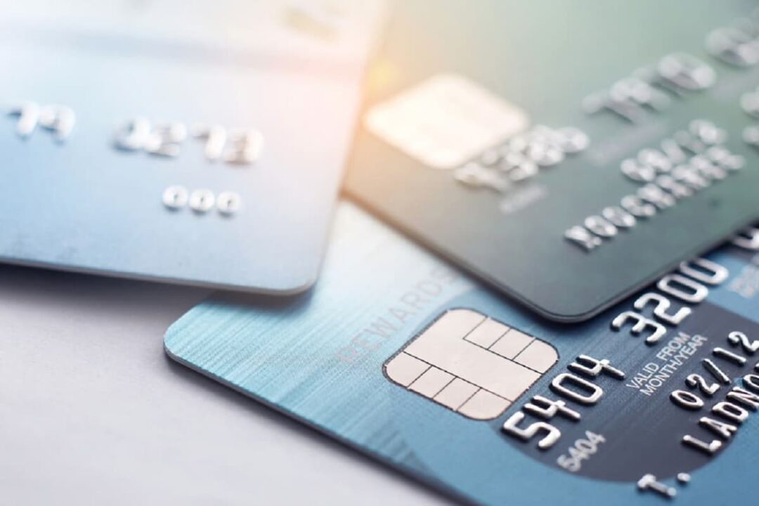 Imagem de três cartões de crédito.