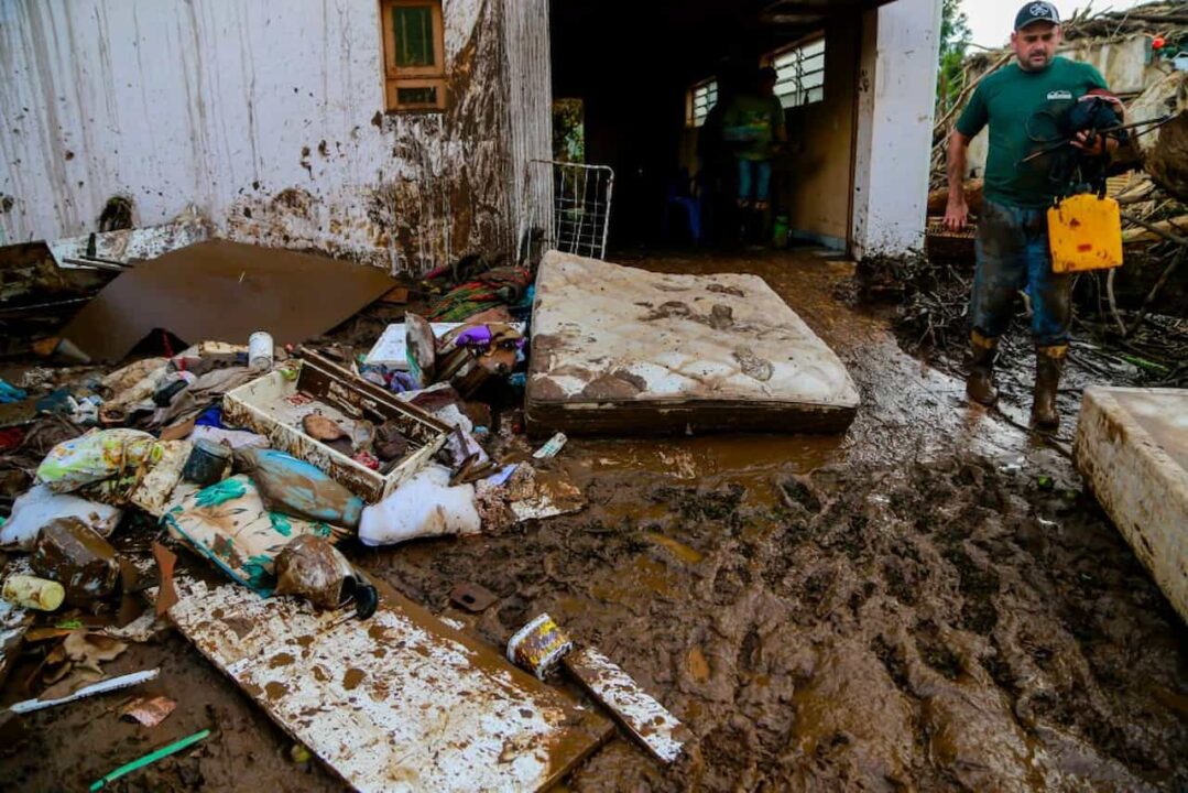 Destruição feita por ciclone em RS