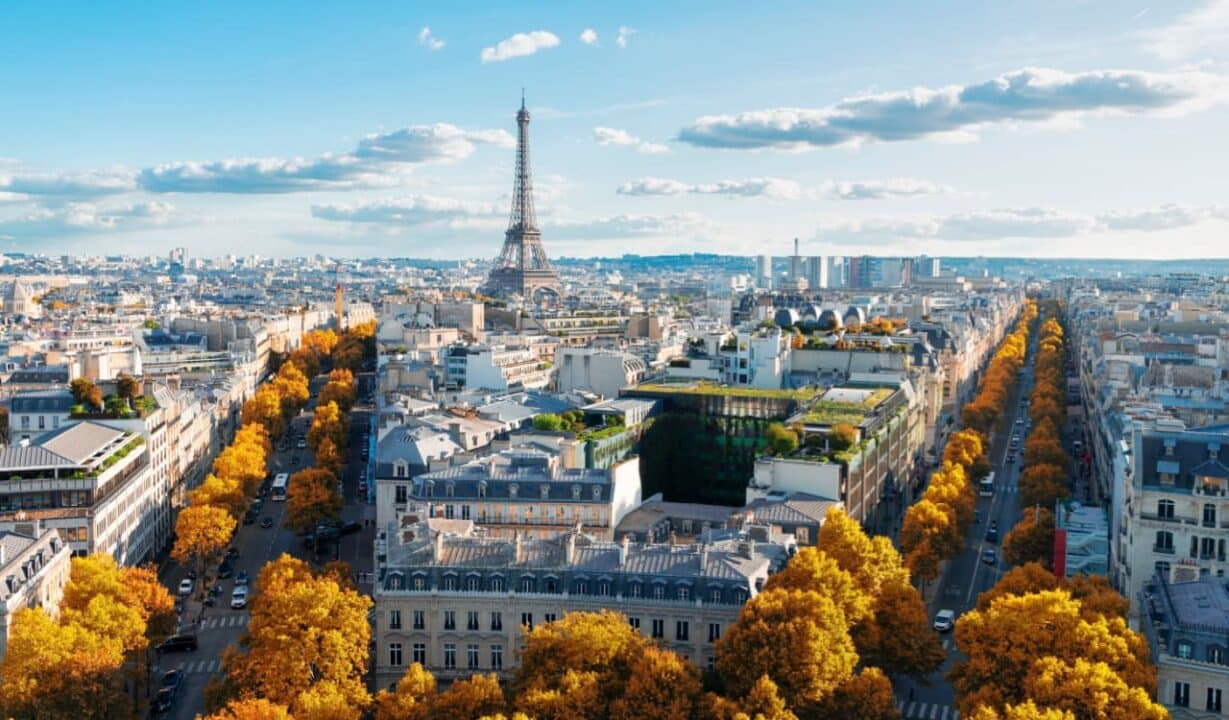 Foto da cidade de paris vista de longe com torre eifel ao fundo