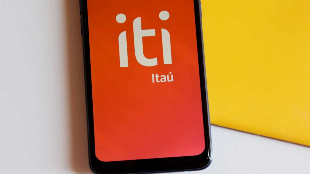 Celular com a logo do aplicativo iti Itaú.
