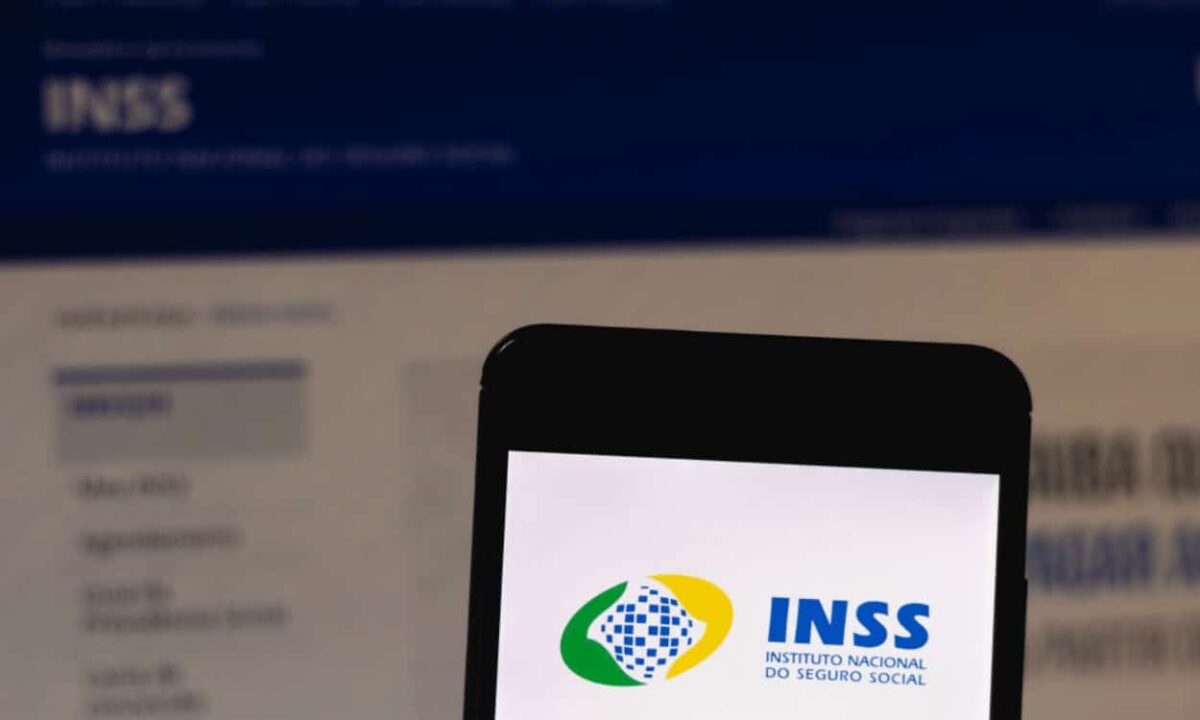 Logo INSS na tela de um celular.