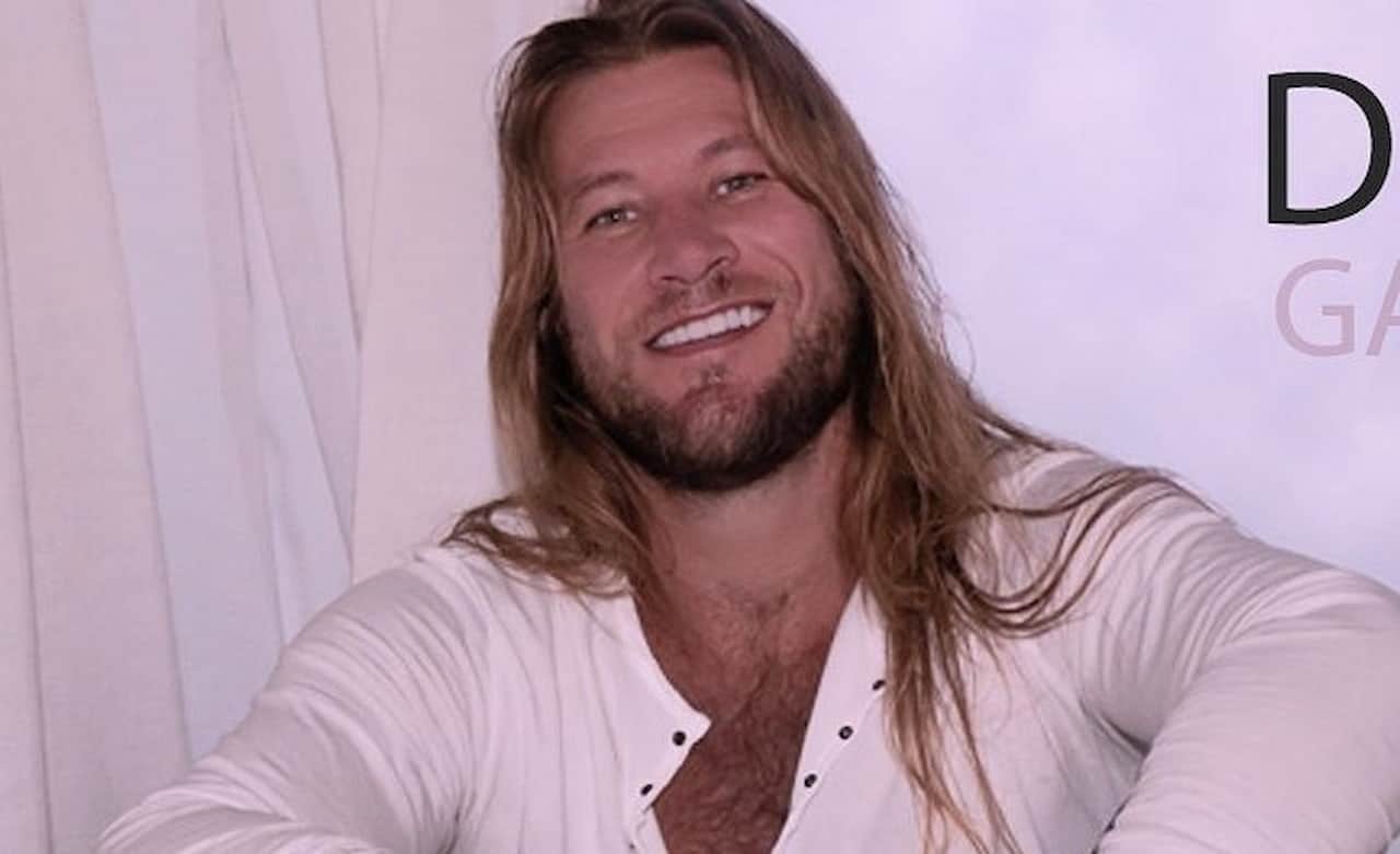 Ex-BBB Diego Alemão sorrindo pra foto.