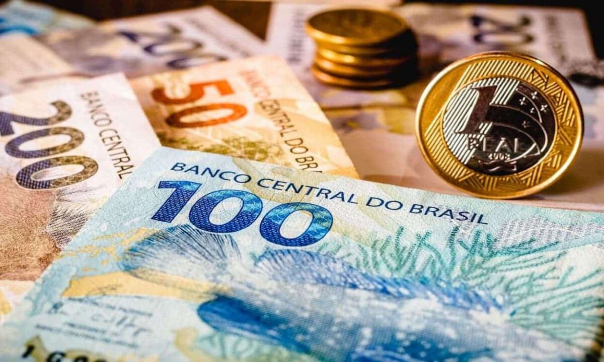 Notas de dinheiro e moedas do real brasileiro.
