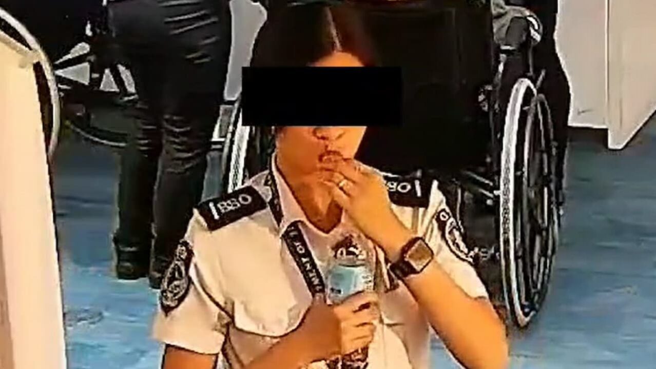 segurança na tentativa de ingerir o dinheiro furtado
